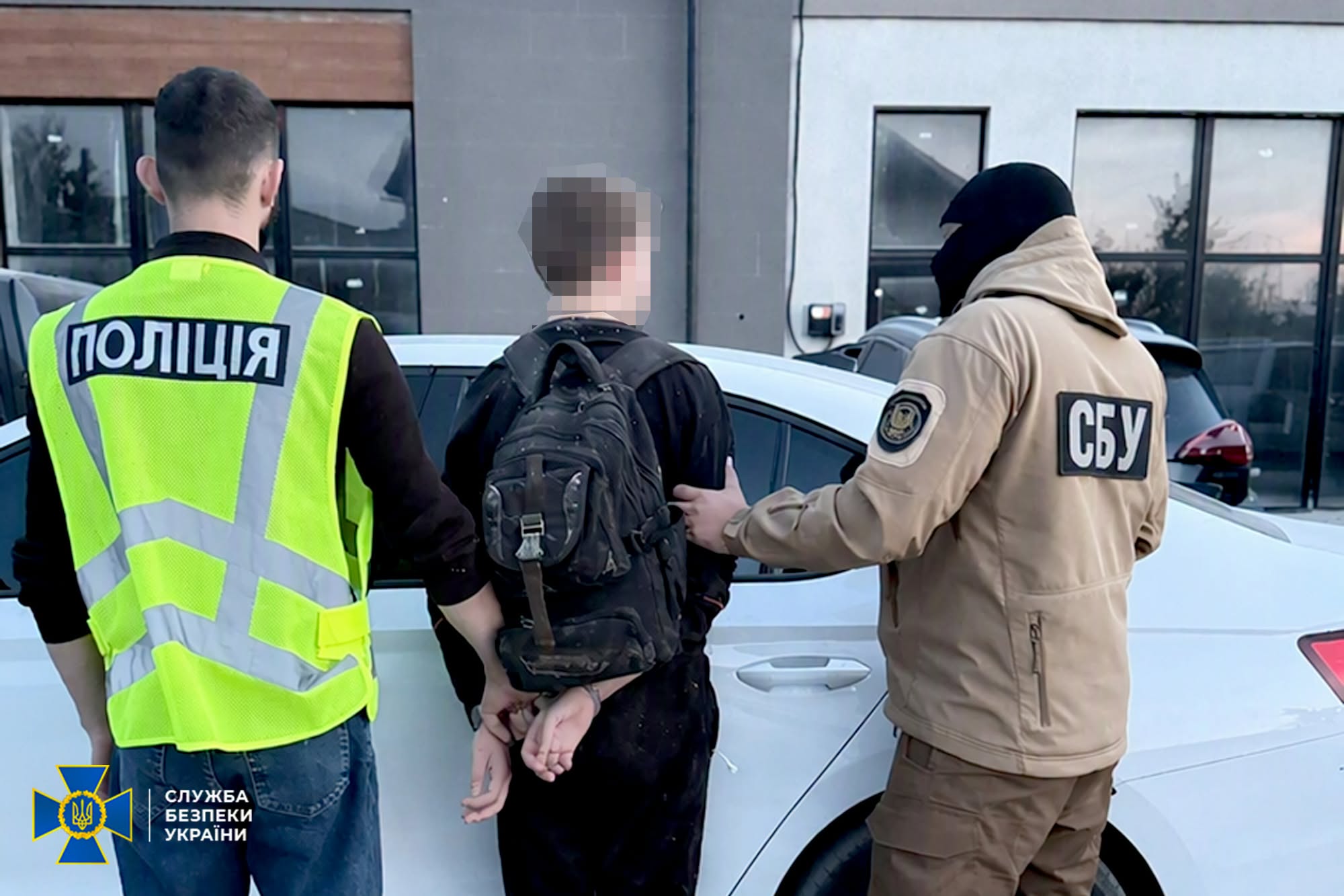 Новини Тернополя - фото з У Тернополі затримали студента за підозрою в підпалі двох авто: шукав нібито маячками для «Шахедів»