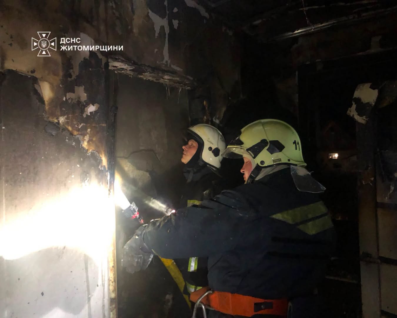 Новини Житомира - фото з Вогнеборці врятували від повного знищення будинок у Новоселиці
