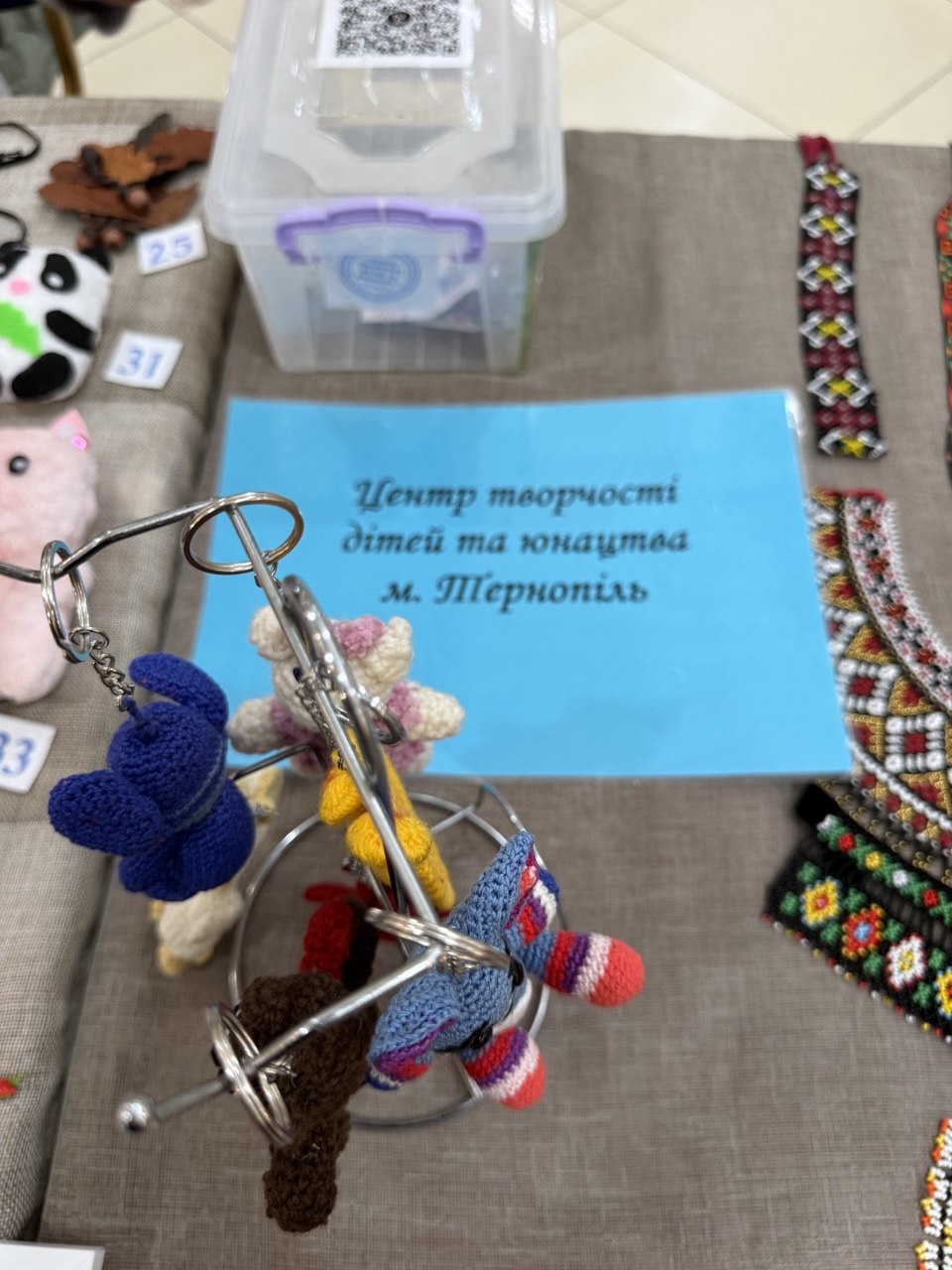 Новини Тернополя - фото з Картини, прикраси й іграшки за донат: у «Подолянах» ярмаркують на підтримку ЗСУ