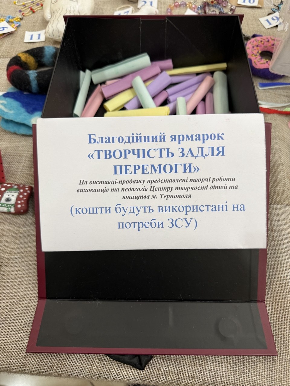 Новини Тернополя - фото з Картини, прикраси й іграшки за донат: у «Подолянах» ярмаркують на підтримку ЗСУ