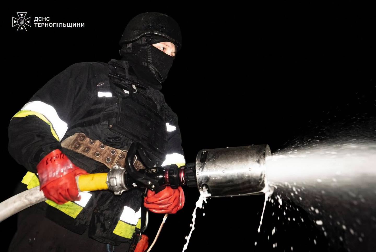 Новини Тернополя - фото з Рятувальники показали кадри з ліквідації пожеж, що виникли через влучання дронів на Кременеччині