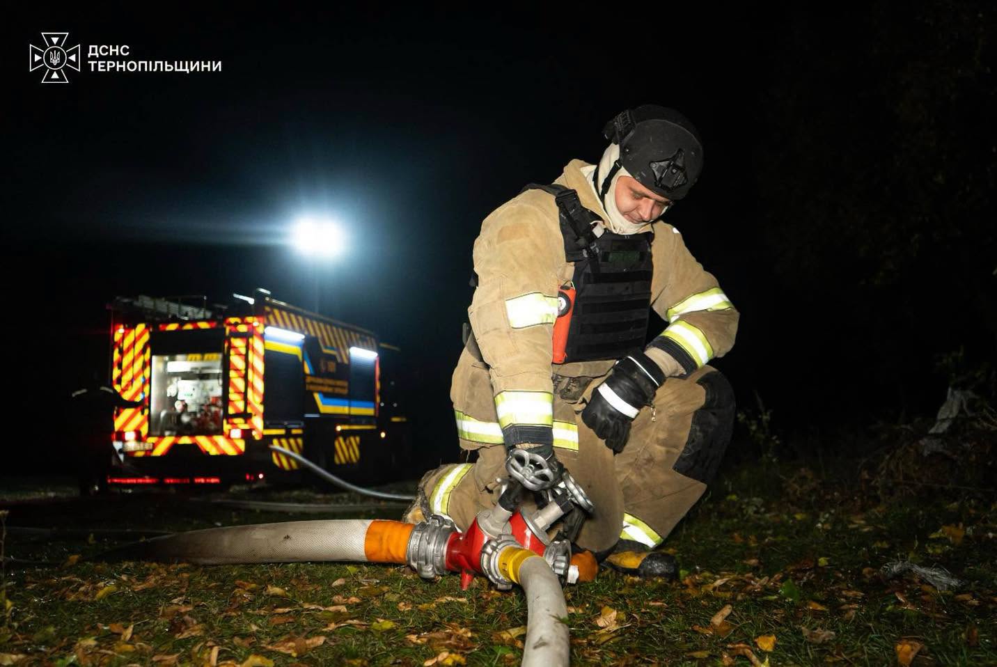 Новини Тернополя - фото з Рятувальники показали кадри з ліквідації пожеж, що виникли через влучання дронів на Кременеччині