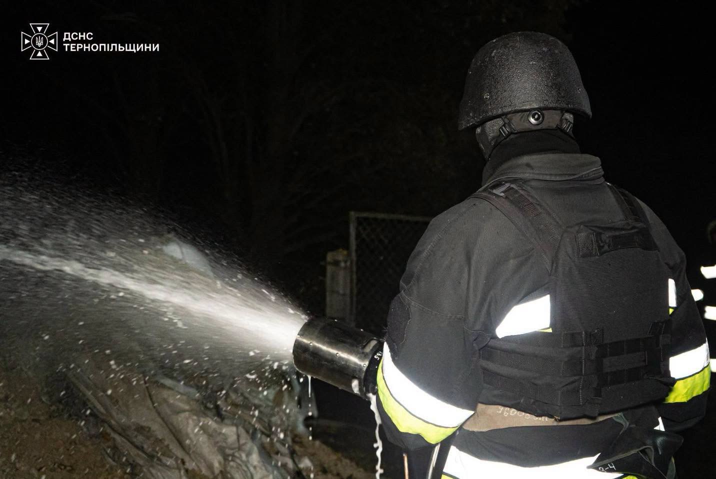 Новини Тернополя - фото з Рятувальники показали кадри з ліквідації пожеж, що виникли через влучання дронів на Кременеччині