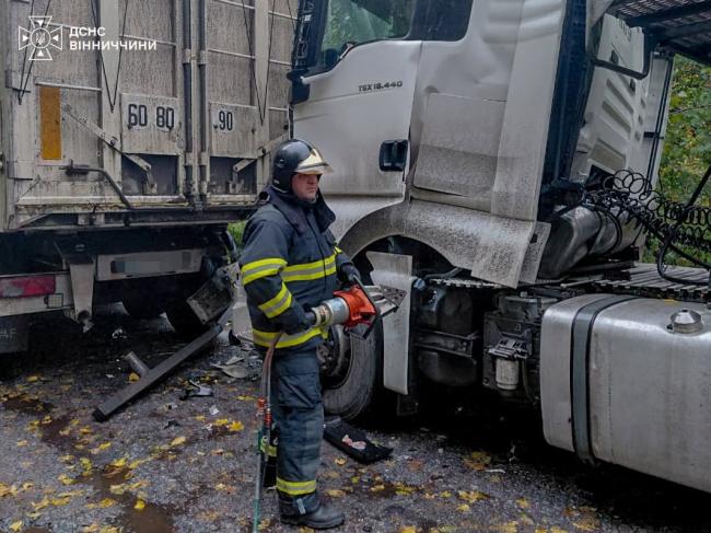 Новини Вінниці - фото з Потрійна аварія у Жмеринській громаді: водія вантажівки затисло в кабіні