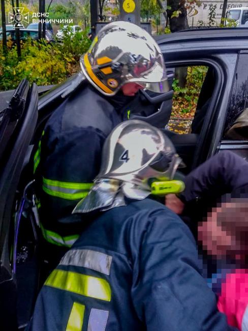 Новини Вінниці - фото з Потрійна аварія у Жмеринській громаді: водія вантажівки затисло в кабіні