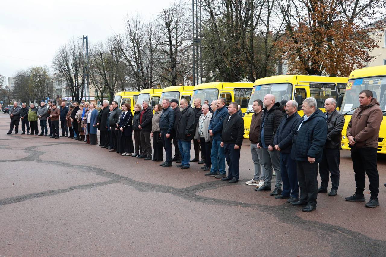 Новини Хмельницького - фото з 13 шкільних автобусів передали громадам Хмельниччини
