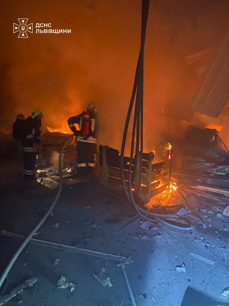 Новини Тернополя - фото з Двоє людей постраждали через атаку на Львівщину: горіло підприємство та будинки