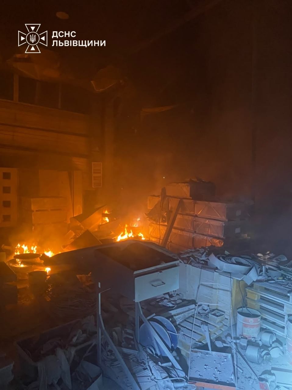Новини Тернополя - фото з Двоє людей постраждали через атаку на Львівщину: горіло підприємство та будинки