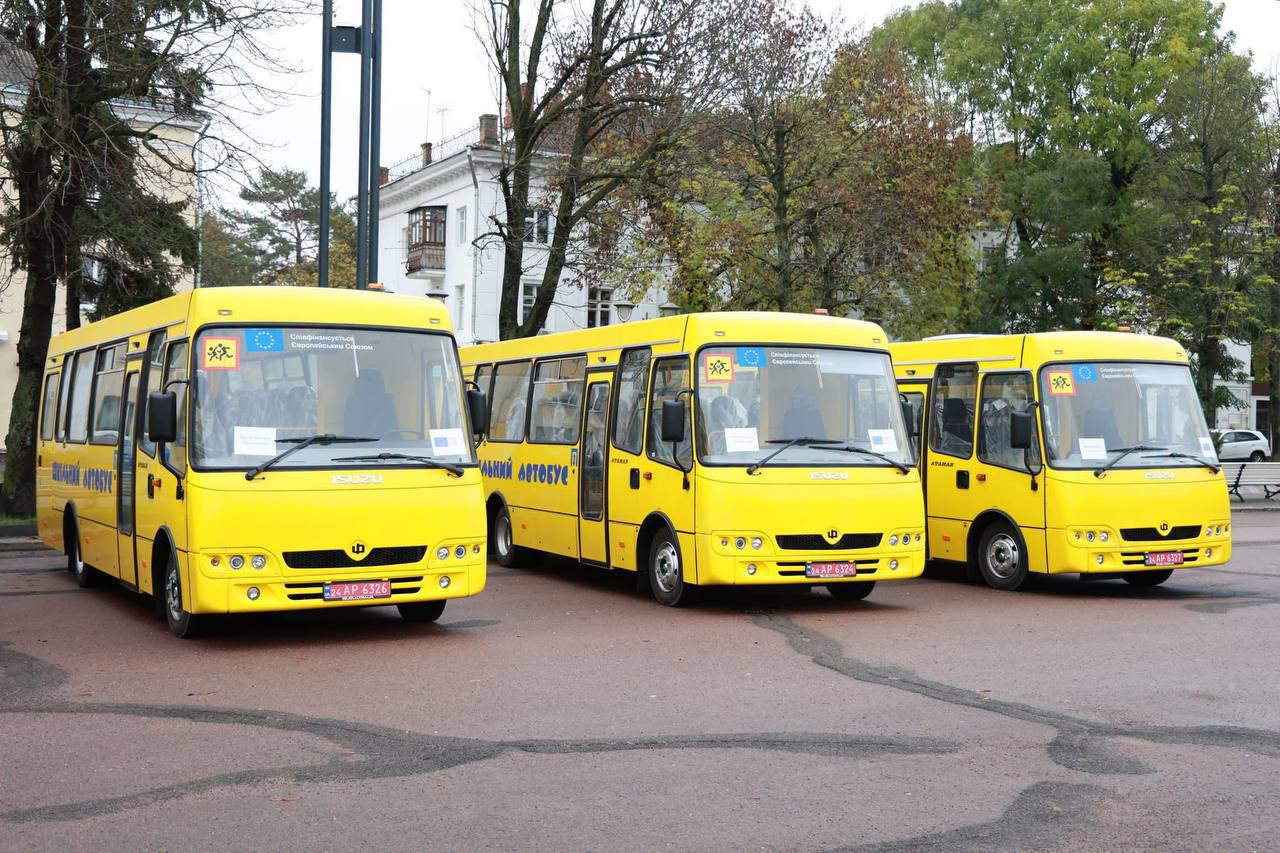 Новини Хмельницького - фото з 13 шкільних автобусів передали громадам Хмельниччини