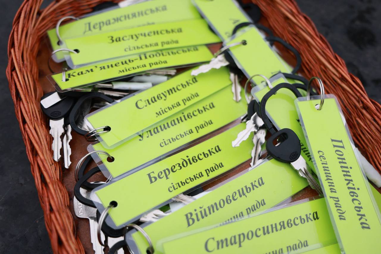 Новини Хмельницького - фото з 13 шкільних автобусів передали громадам Хмельниччини