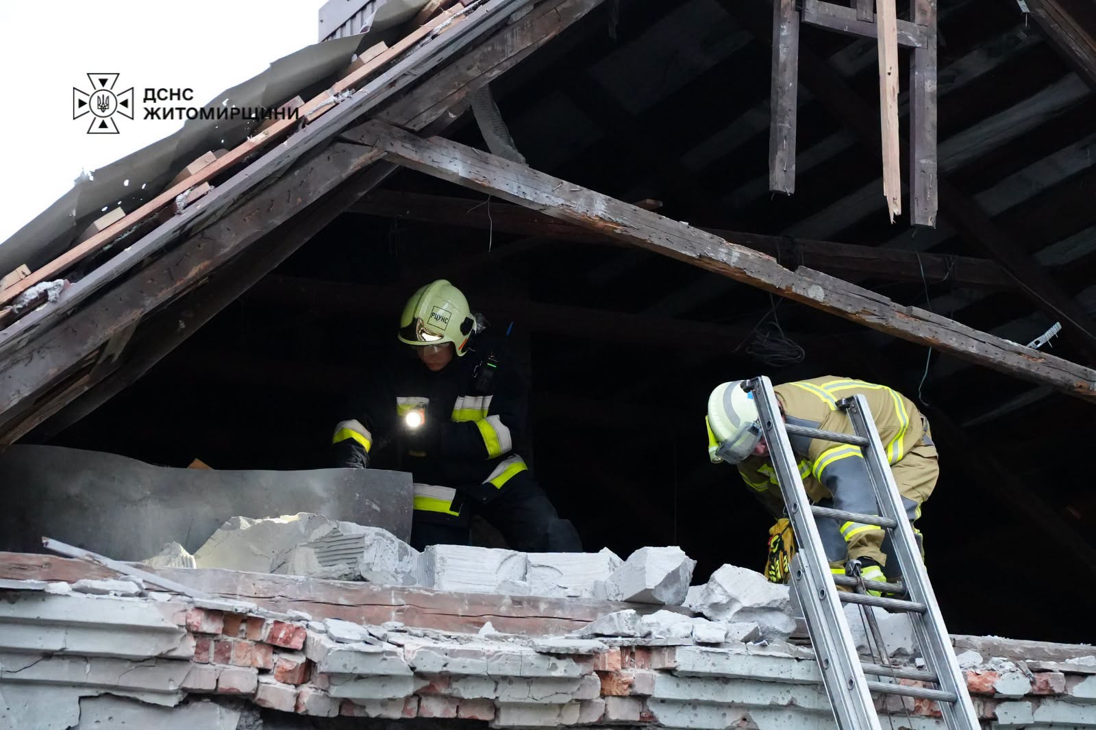 Новини Житомира - фото з Рятувальники показали наслідки російського обстрілу Житомира, в якому постраждали 8 людей