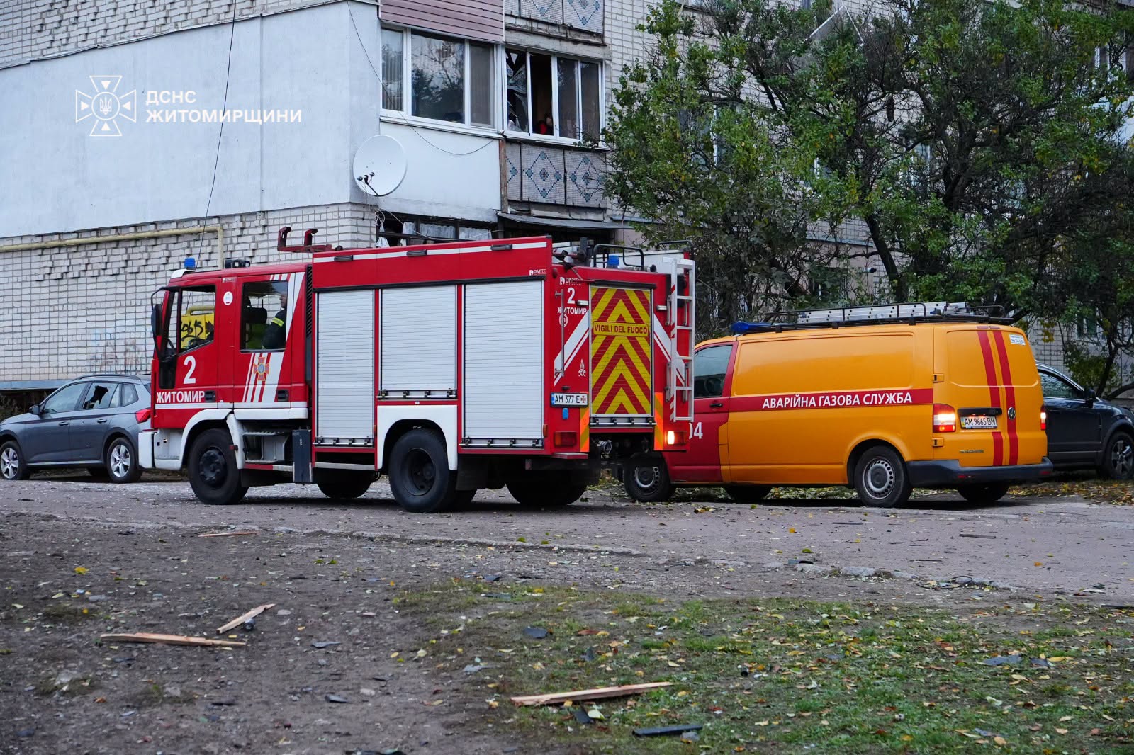 Новини Житомира - фото з Рятувальники показали наслідки російського обстрілу Житомира, в якому постраждали 8 людей