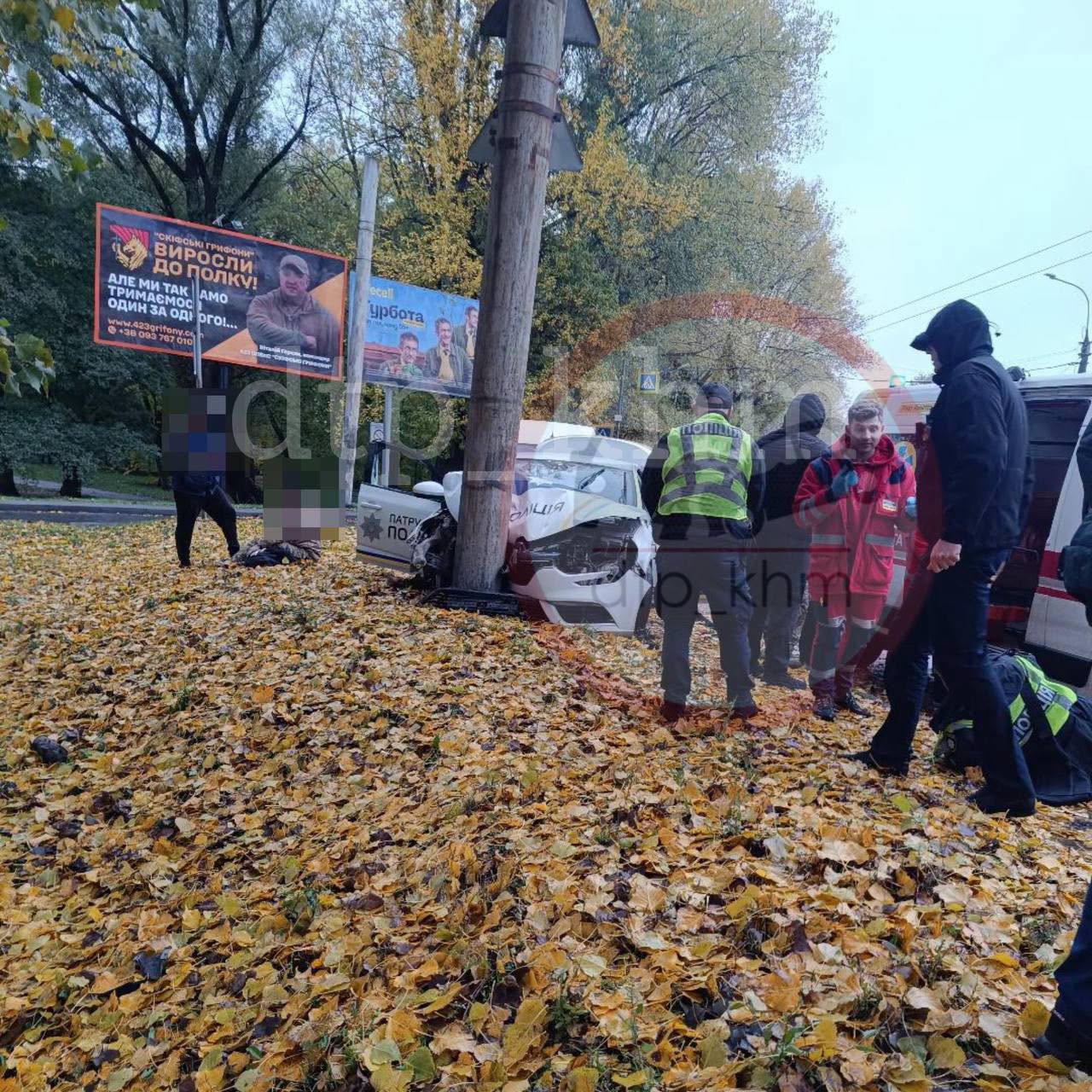 Новини Хмельницького - фото з Поліція переслідувала авто і врізалась у стовп: деталі ДТП у Гречанах