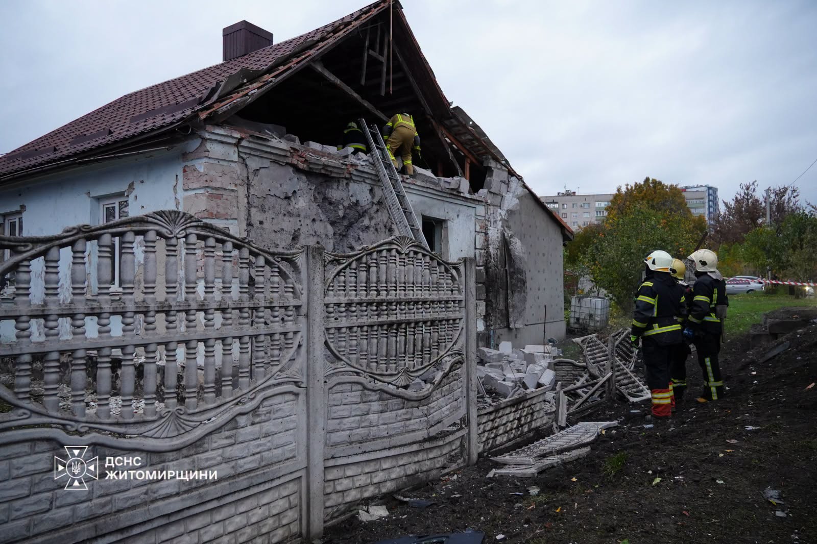 Новини Житомира - фото з Рятувальники показали наслідки російського обстрілу Житомира, в якому постраждали 8 людей