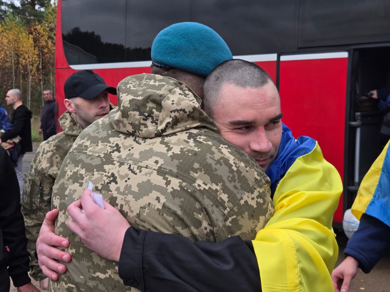 Новини Тернополя - фото з 290 наших Героїв вдома: відбувся обмін полоненими