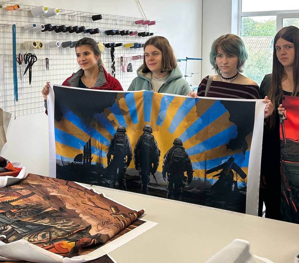 Новини Вінниці - фото з «Намалюйте на прапорі сина»: студент Ван Мілліон створив 470 знамен з портретами Героїв