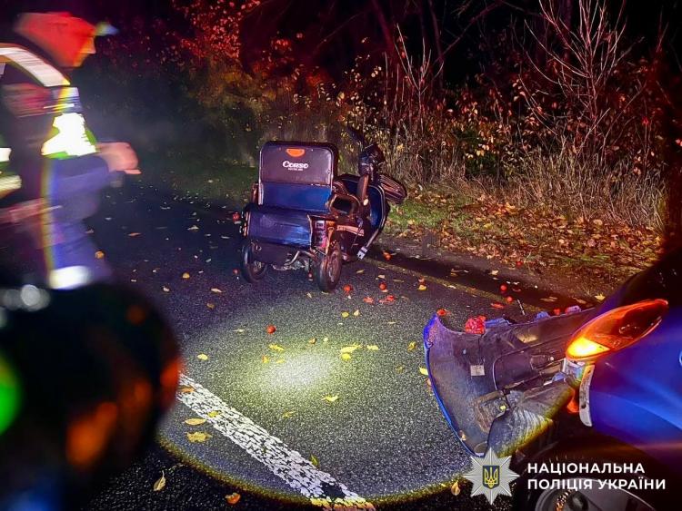 Новини Вінниці - фото з На Вінниччині Mitsubishi наїхав на припаркований електротрицикл. Загинув 69-річний чоловік