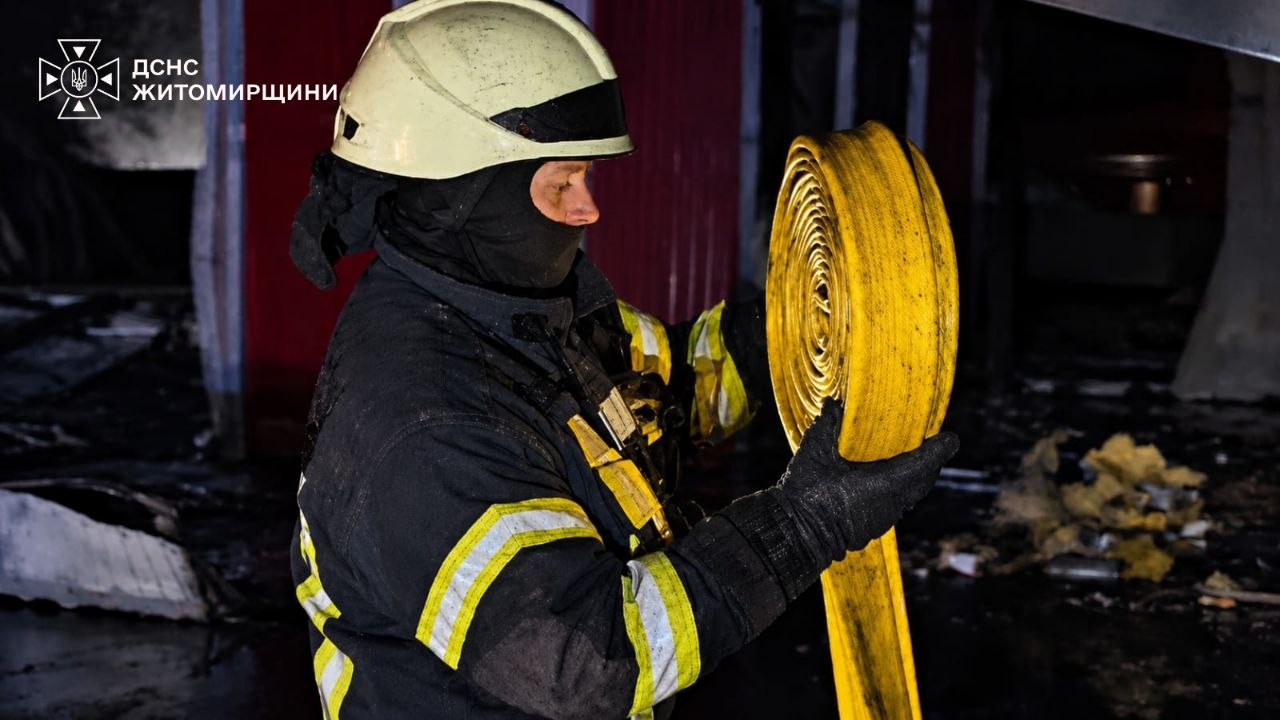 Новини Житомира - фото з Вночі противник атакував енергетичну інфраструктуру та цивільне підприємство в Житомирській громаді