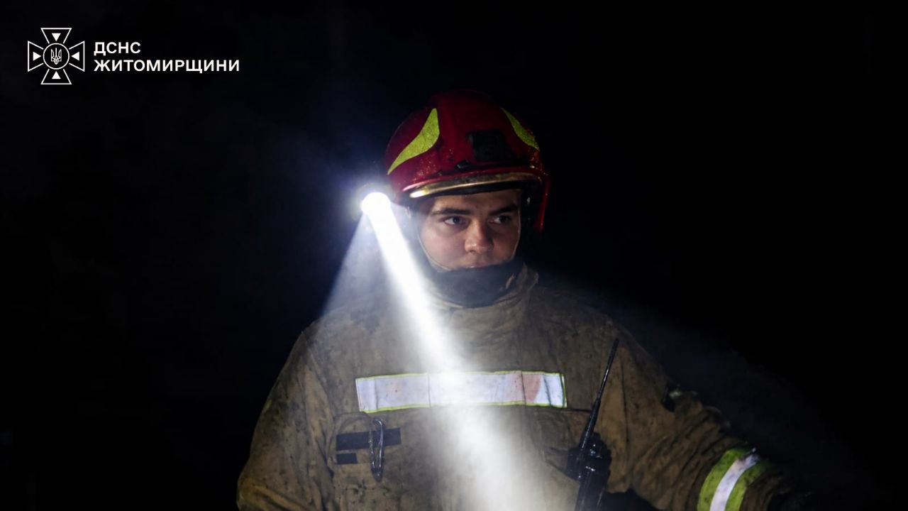 Новини Житомира - фото з Вночі противник атакував енергетичну інфраструктуру та цивільне підприємство в Житомирській громаді
