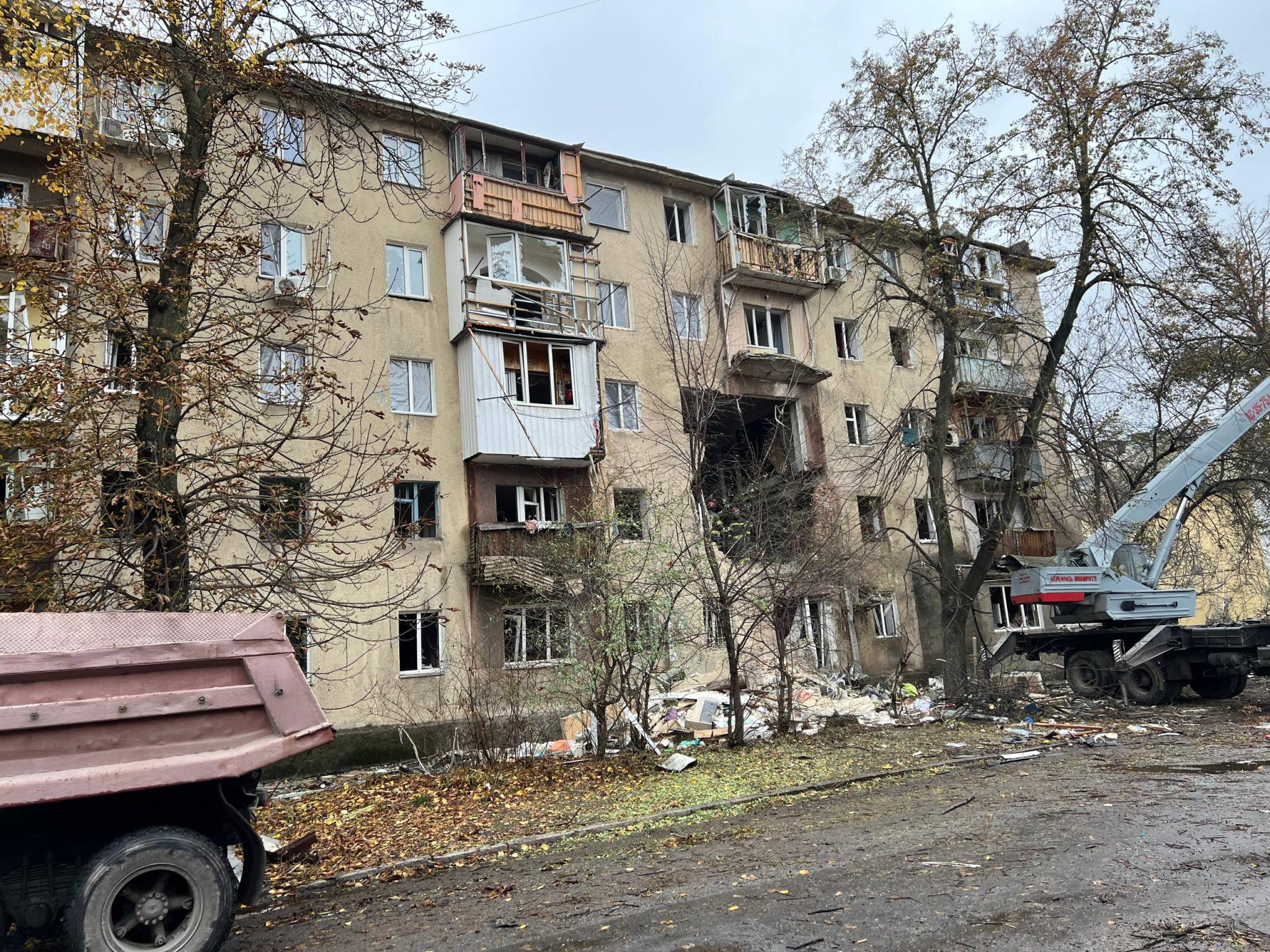 Новини Вінниці - фото з «Третій поверх обвалився на нашу квартиру. На щастя, нас не було вдома»: що на місці атаки у Вінниці