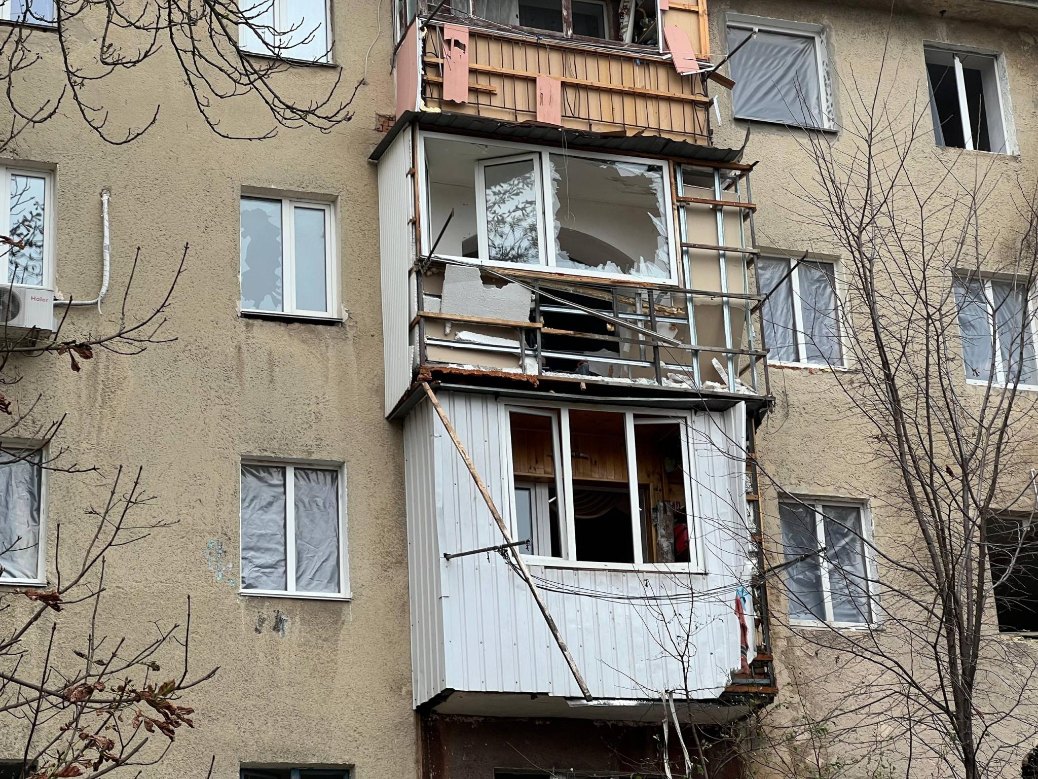 Новини Вінниці - фото з «Третій поверх обвалився на нашу квартиру. На щастя, нас не було вдома»: що на місці атаки у Вінниці