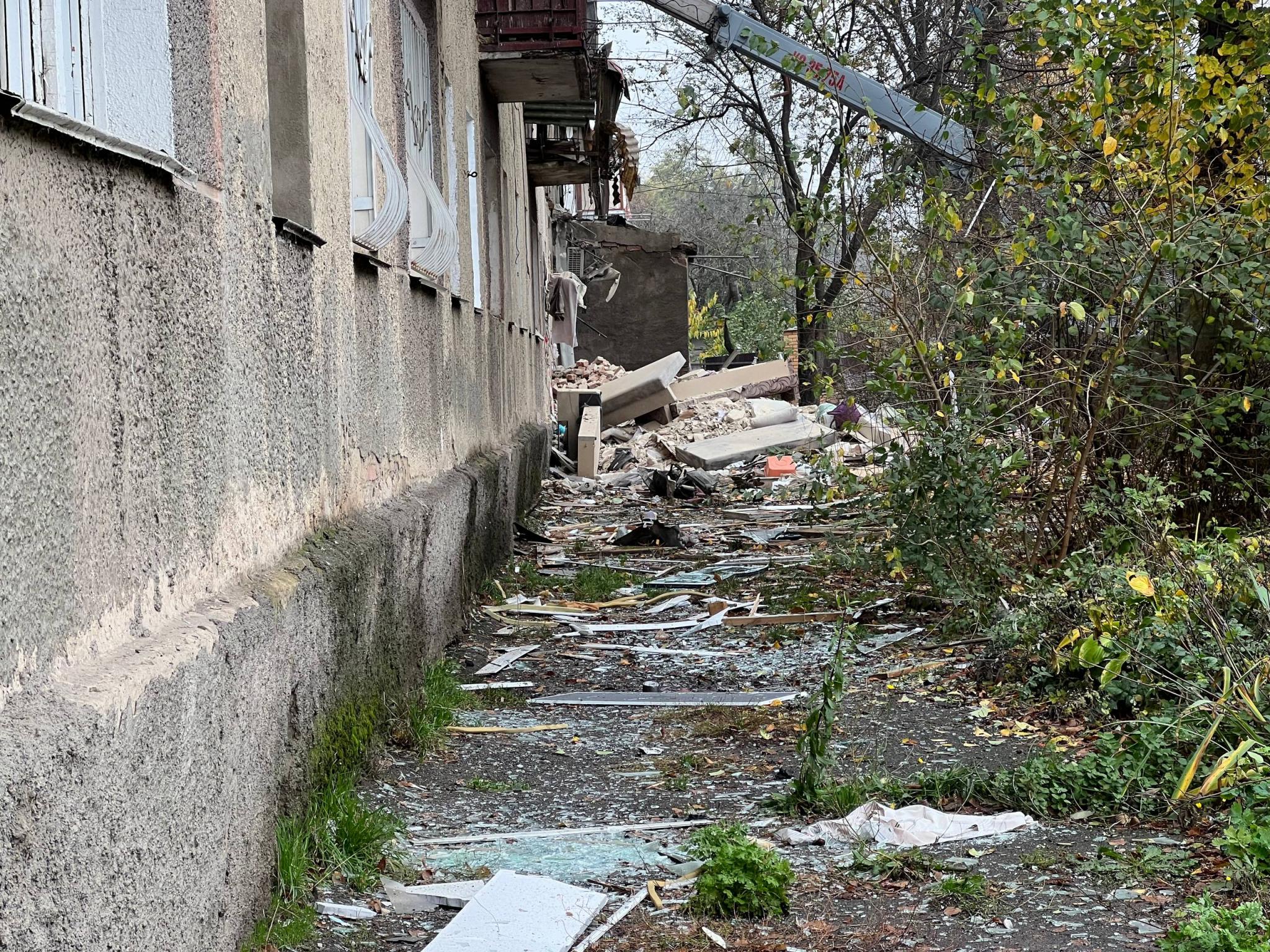 Новини Вінниці - фото з «Третій поверх обвалився на нашу квартиру. На щастя, нас не було вдома»: що на місці атаки у Вінниці