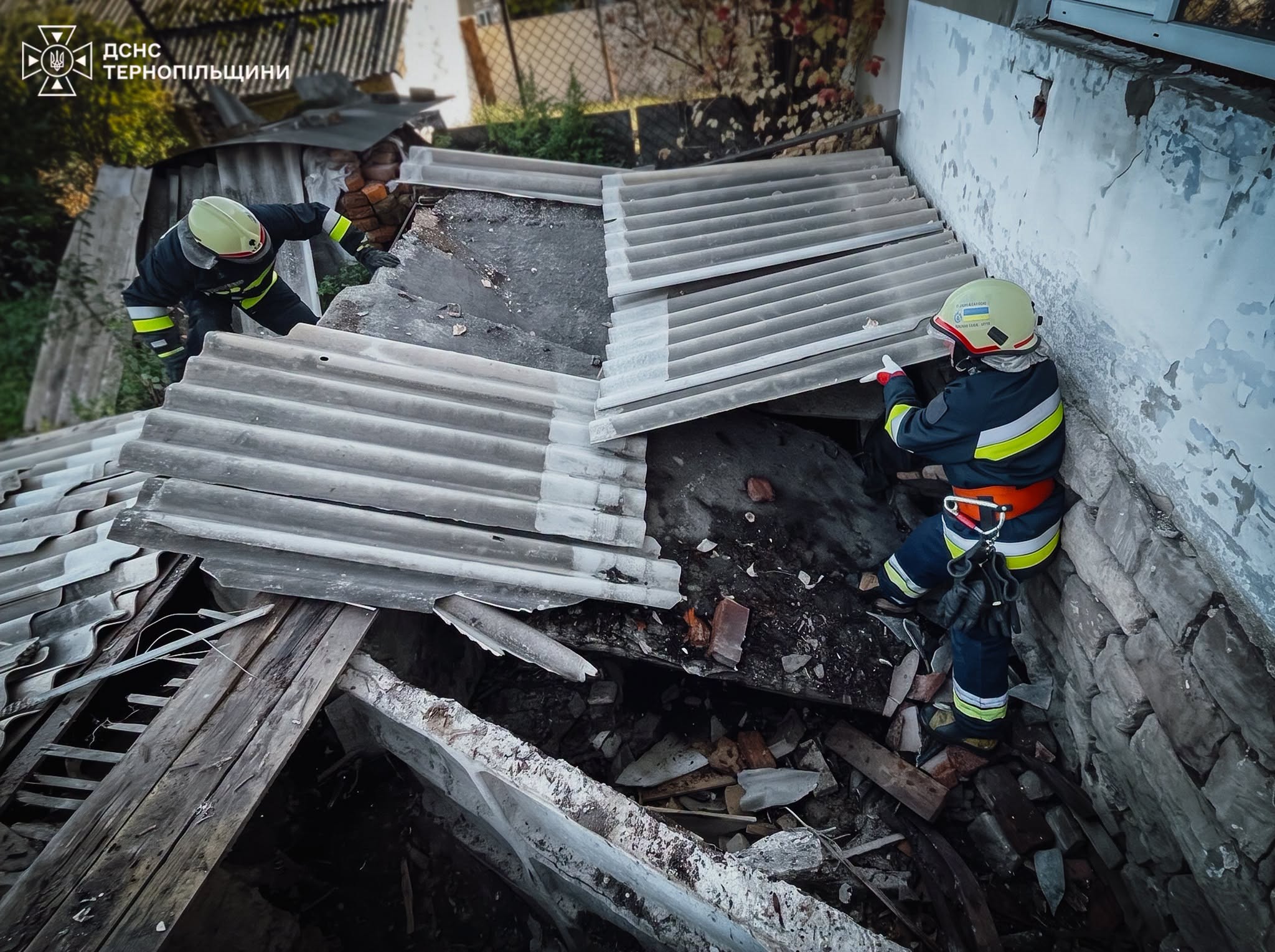 Новини Тернополя - фото з Чоловіка затиснуло бетонною плитою у Бучачі