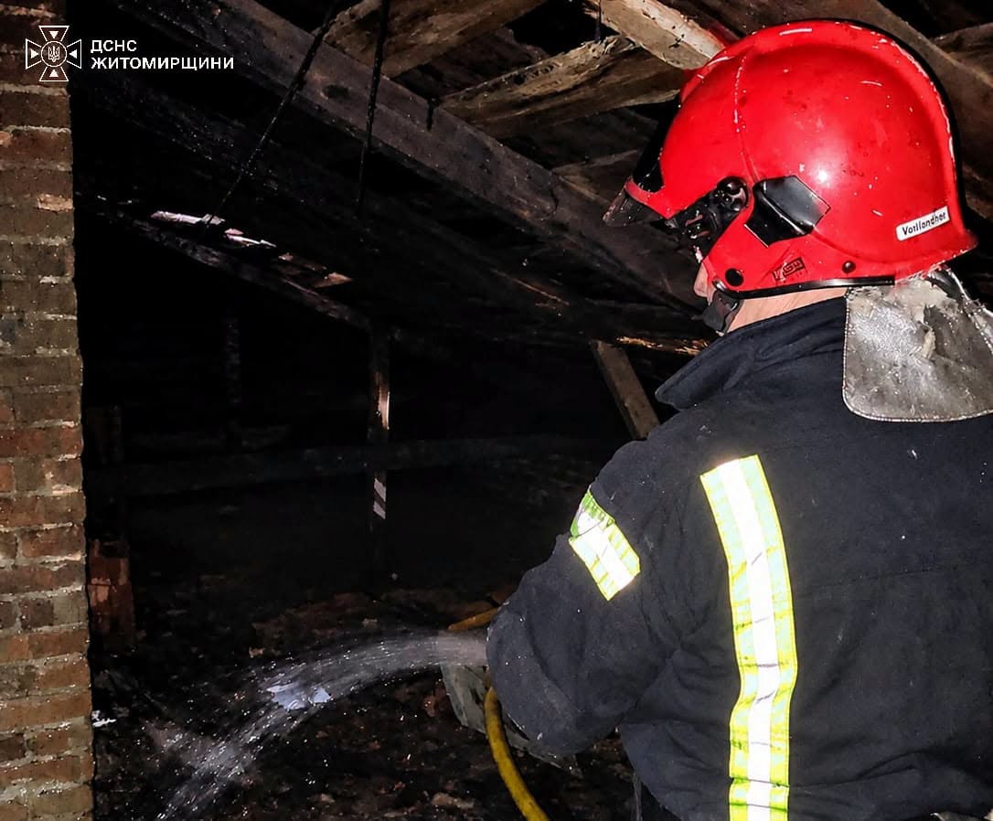 Новини Житомира - фото з Сьогодні під ранок рятувальники ліквідували пожежу в будинку на декількох власників в Житомирі