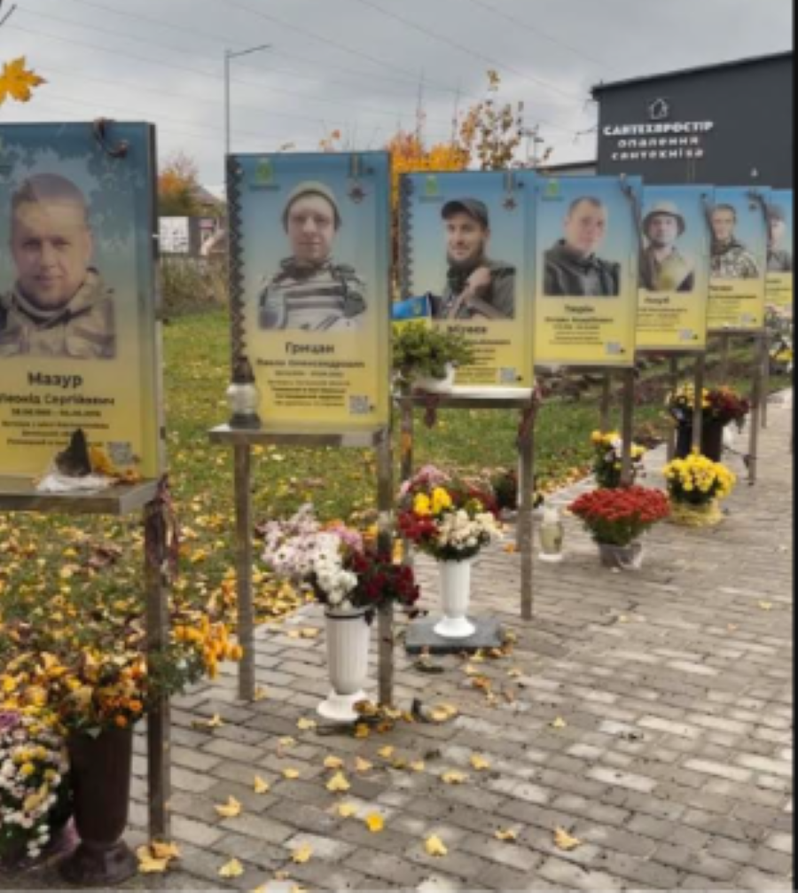 Новини Вінниці - фото з У Зарванцях батьки полеглих воїнів посадили сакури пам’яті: на деревах будуть гільзи з позивними їх синів
