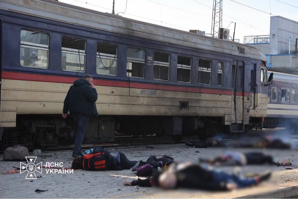 Новини Житомира - фото з російський удар по залізничному вокзалу в Дніпрі забрав життя 13 людей