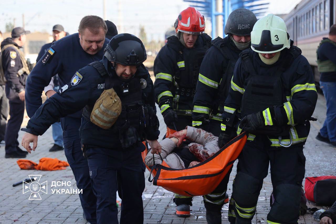 Новини Житомира - фото з російський удар по залізничному вокзалу в Дніпрі забрав життя 13 людей