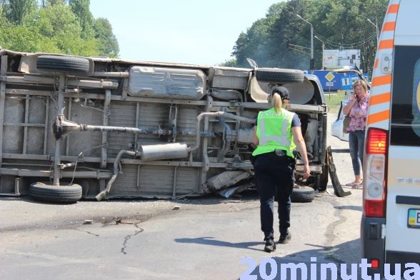 Аварія на об'їзній. Небайдужі люди рятували одного водія, інший лишив машину і втік