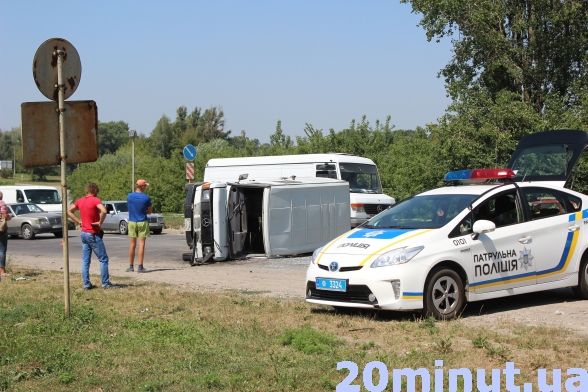 Аварія на об'їзній. Небайдужі люди рятували одного водія, інший лишив машину і втік